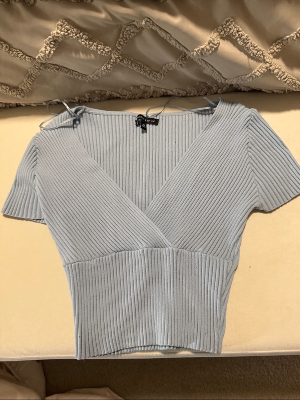 Kendall & Kylie Light Blue Ribbed V-Neck cropped Short Sleeve Top size medium